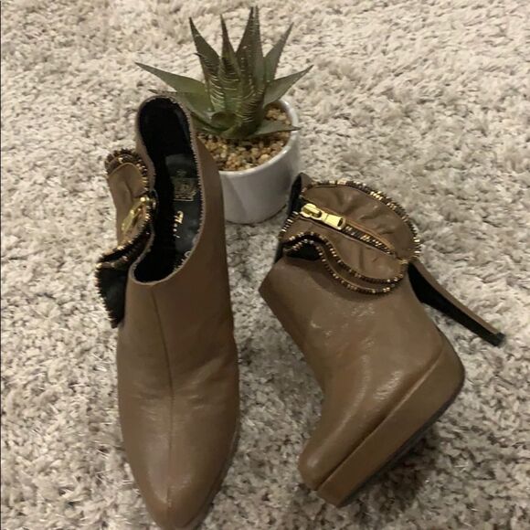 👑JUICY Couture leather ankle boots👑 - Picture 2 of 8